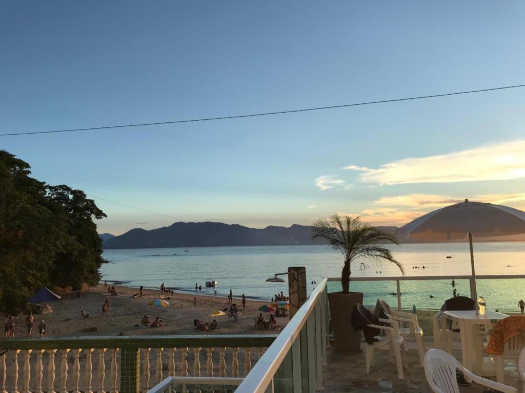 Apartamento Pe Na Areia Frente Para O Mar E Piscina Na Prainha Caraguatatuba Zewnętrze zdjęcie